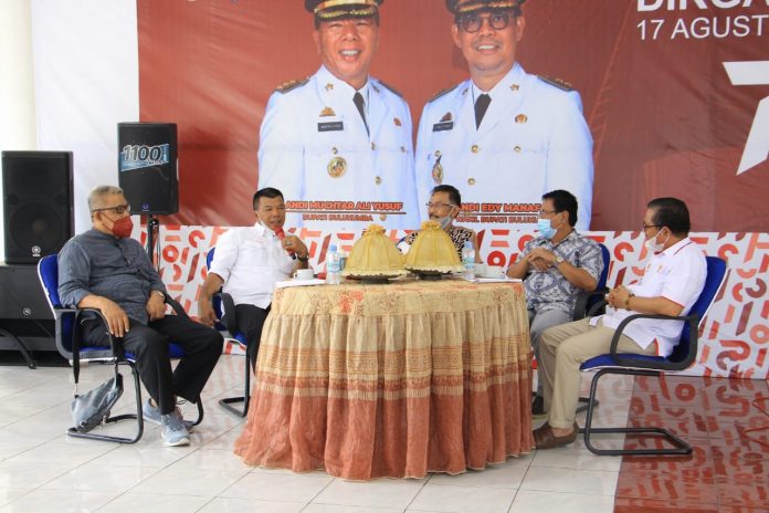 FOTO: Bupati H. Muchtar Ali Yusuf saat menerima tim visitasi Porprov Sulawesi Selatan yang dipimpin H.M. Roem di pendopo rumah jabatan Bulukumba. Jumat, (19/11)
