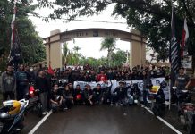 Sambut Kapolda Baru, FORMAT Gelar Aksi di Mapolda Sulsel, Minta Tuntaskan Kasus Korupsi di Tana Toraja FOTO: Forum Mahasiswa Toraja (FORMAT) Makassar usai menggelar aksi demonstrasi di depan Polda Sulawesi Selatan jalan Perintis Kemerdekaan KM 16, Kota Makassar. Jumat, (19/11)