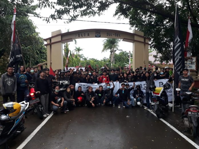 FOTO: Forum Mahasiswa Toraja (FORMAT) Makassar usai menggelar aksi demonstrasi di depan Polda Sulawesi Selatan jalan Perintis Kemerdekaan KM 16, Kota Makassar. Jumat, (19/11)