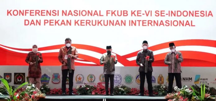FOTO: Wapres Ma’ruf Amin saat membuka Pekan Kerukunan Internasional dan Konferensi Ke-6 FKUB Se-Indonesia Tahun 2021, di Hotel Sutan Raja, Minahasa Utara, Sulawesi Utara, Jumat (19/11/2021). (Foto: BPMI Setwapres)
