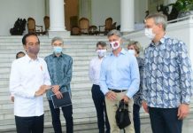 Presiden Ajak Sejumlah Dubes Tinjau Persemaian Rumpin FOTO: Presiden Jokowi, Jumat (19/11/2021), di Istana Kepresidenan Bogor, Jabar, bersama sejumlah dubes negara sahabat sebelum bertolak meninjau Persemaian Modern Rumpin. (Foto: BPMI Setpres/Muchlis Jr)