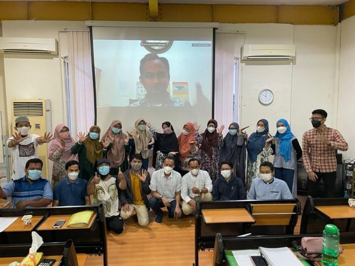 FOTO: Guru-guru Athirah yang tergabung Guru Bergerak Menulis Satu Buku(Guru Bermutu) Gema Athirah yang siap persembahkan 20 judul buku karyanya yang dibimbing Tokoh Literasi Bachtiar Adnan Kusuma dan Tim