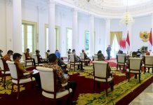 Presiden Jokowi Dorong Pertamina dan PLN Siapkan Transisi Energi FOTO: Presiden Jokowi saat memberikan arahan kepada Dewan Komisaris dan Direksi PT Pertamina dan PT PLN, di Istana Kepresidenan Bogor, Selasa (18/11/2021). (Foto: BPMI Setpres/Muchlis Jr)