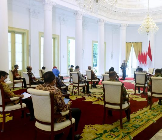 Presiden Jokowi Dorong Pertamina dan PLN Siapkan Transisi Energi FOTO: Presiden Jokowi saat memberikan arahan kepada Dewan Komisaris dan Direksi PT Pertamina dan PT PLN, di Istana Kepresidenan Bogor, Selasa (18/11/2021). (Foto: BPMI Setpres/Muchlis Jr)