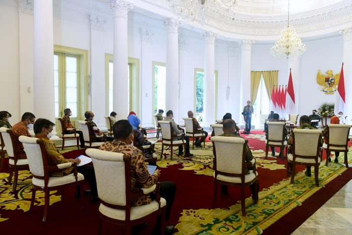 FOTO: Presiden Jokowi saat memberikan arahan kepada Dewan Komisaris dan Direksi PT Pertamina dan PT PLN, di Istana Kepresidenan Bogor, Selasa (18/11/2021). (Foto: BPMI Setpres/Muchlis Jr)