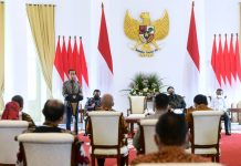 Presiden Jokowi Dorong Pertamina dan PLN Siapkan Transisi Energi FOTO: Presiden Jokowi saat memberikan arahan kepada Dewan Komisaris dan Direksi PT Pertamina dan PT PLN, di Istana Kepresidenan Bogor, Selasa (18/11/2021). (Foto: BPMI Setpres/Muchlis Jr)