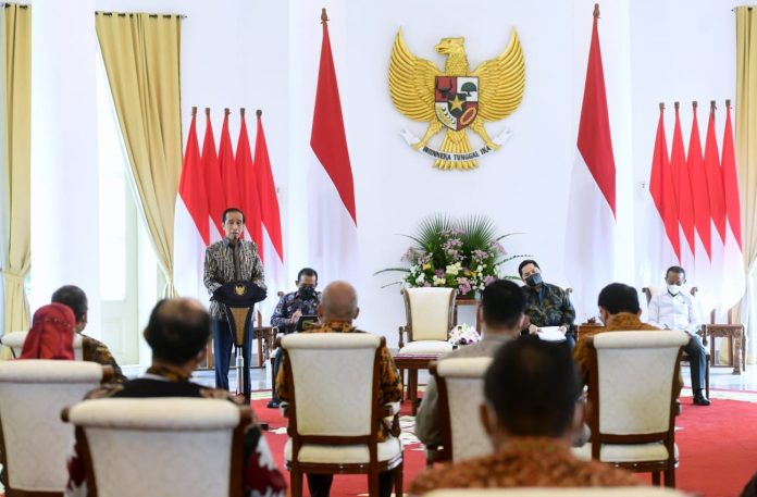 FOTO: Presiden Jokowi saat memberikan arahan kepada Dewan Komisaris dan Direksi PT Pertamina dan PT PLN, di Istana Kepresidenan Bogor, Selasa (18/11/2021). (Foto: BPMI Setpres/Muchlis Jr)