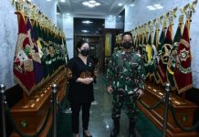 Puan Maharani Harap Jenderal Andika Bawa TNI Semakin Profesional FOTO: Ketua DPR RI Dr. (H.C.) Puan Maharani bersama Panglima TNI Jenderal Andika Perkasa. Foto: Kresno/Man