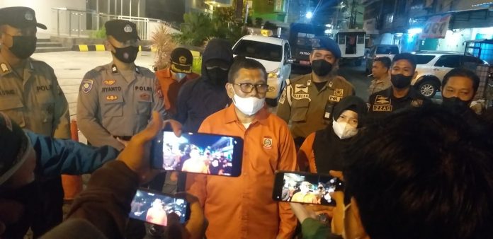 FOTO: Pelaksana tugas (Plt) Dinas Sosial kota Makassar H. Muhyiddin, saat memberikan keterangan dihadap awak media. Minggu, (21/11)