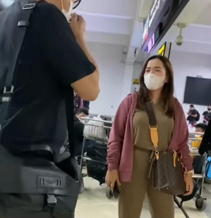 FOTO: Hasil tangkap layar dari video unggahan Ahmad Saroni, Nampak Arteria Dahlan sedang berbicara dengan seorang wanita yang sedang emosional di Bandara.