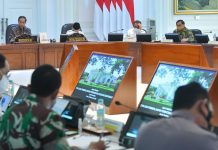 Ini Enam Arahan Presiden Cegah Lonjakan Kasus COVID-19 pada Libur Natal dan Tahun Baru FOTO: Presiden Jokowi, Wapres Ma’ruf Amin, Mensesneg Pratikno, dan Seskab Pramono Anung pada Ratas, Senin (21/11/2021), di Kantor Presiden, Jakarta. (Foto: Humas Setkab/Rahmat)