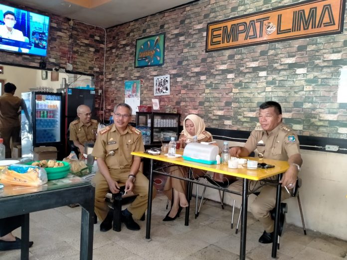 FOTO: Bupati H. Andi Muchtar Ali Yusuf saat bersama Sekda Terpilih Muh Ali Saleng (Kadis Pariwisata) Bulukumba. Senin, (22/11) [Properti Kominfo Bulukumba]