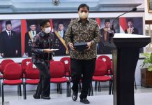 Cakupan Vaksinasi Jadi Indikator Penentuan Level, Airlangga: PPKM Luar Jawa-Bali Dilanjutkan Hingga 6 Desember FOTO: Menko Ekon Airlangga Hartarto dan Menkes Budi G. Sadikin saat memberikan keterangan pers usai Ratas mengenai Evaluasi PPKM, Senin (22/11/2021), di Kantor Presiden, Jakarta. (Foto: Humas Setkab/Rahmat) Sumber: