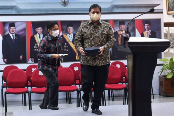 FOTO: Menko Ekon Airlangga Hartarto dan Menkes Budi G. Sadikin saat memberikan keterangan pers usai Ratas mengenai Evaluasi PPKM, Senin (22/11/2021), di Kantor Presiden, Jakarta. (Foto: Humas Setkab/Rahmat) Sumber: