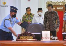 Presiden Jokowi Pimpin Rapat Terbatas Mengenai Evaluasi PPKM FOTO: Presiden Joko Widodo atau Jokowi pimpin Rapat Terbatas (Ratas) mengenai Evaluasi Pemberlakuan Pembatasan Kegiatan Masyarakat (PPKM), di Kantor Presiden, Jakarta, 22 November 2021
