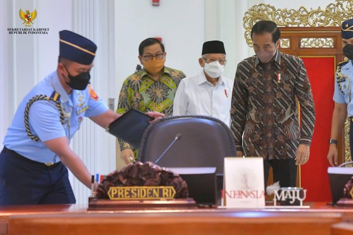 FOTO: Presiden Joko Widodo atau Jokowi pimpin Rapat Terbatas (Ratas) mengenai Evaluasi Pemberlakuan Pembatasan Kegiatan Masyarakat (PPKM), di Kantor Presiden, Jakarta, 22 November 2021