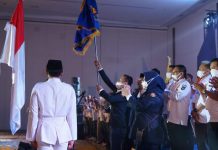 Harmansyah Dilantik Menggunakan Pataka Warna Biru, Ini Peraturan Mensos No 25 Tahun 2019 Terkait Bendera dan Pataka FOTO: Harmansyah saat mengibarkan bendera Karang Taruna saat Berlangsung nya pelantikan di Hotel Claro Jalan AP Pettarani, Makassar, Sabtu (20/11/2021) malam.