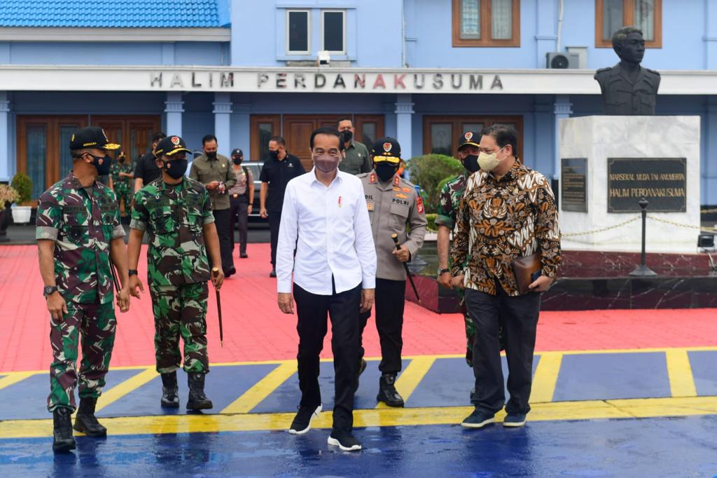 FOTO: Presiden RI Joko Widodo (Jokowi) didampingi Menteri Koordinator Bidang Perekonomian Airlangga Hartarto, Selasa (23/11/2021) pagi, bertolak menuju Provinsi Sulawesi Selatan. Melalui Pangkalan TNI AU Halim Perdanakusuma Jakarta, Kepala Negara bersama rombongan lepas landas dengan menggunakan Pesawat Kepresidenan Indonesia-1 pada pukul 07.30 WIB.