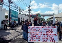 Kawal Kasus RS Batua Raya, Aliansi Mahasiswa Dan Pemuda Aksi Di Kejati Sulsel FOTO: Aliansi Gabungan Mahasiswa dan Pemuda Anti Korupsi yang terdiri dari tiga lembaga yaitu Simpul Pergerakan Mahasiswa dan Pemuda (SPMP), Gerakan Mahasiswa Kerakyatan (GEMAR), dan Gerakan Mahasiswa Bersatu (GMB) melakukan aksi unjuk rasa di kantor Kejati Sulsel. (24/11/2021)