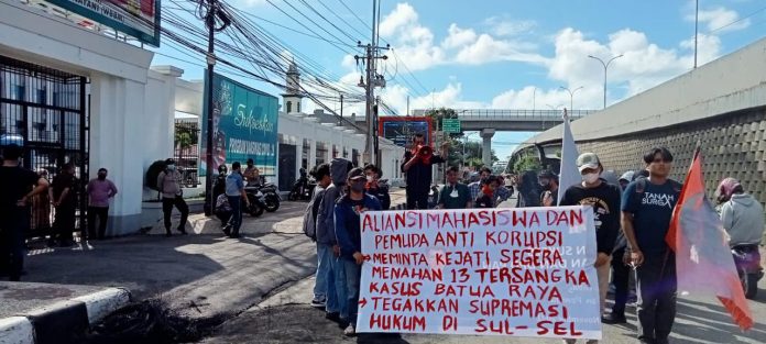 FOTO: Aliansi Gabungan Mahasiswa dan Pemuda Anti Korupsi yang terdiri dari tiga lembaga yaitu Simpul Pergerakan Mahasiswa dan Pemuda (SPMP), Gerakan Mahasiswa Kerakyatan (GEMAR), dan Gerakan Mahasiswa Bersatu (GMB) melakukan aksi unjuk rasa di kantor Kejati Sulsel. (24/11/2021)