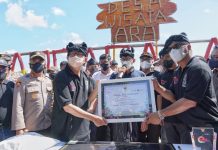 Rencana Pembangunan Bandara Wisata Bira, Menparekraf RI: Segera Diajukan dalam Rapat Lintas Kementerian FOTO: Kiri Menparekraf RI Sandiaga Salahuddin Uno saat menyerahkan penghargaan Anugerah Desa Wisata Indonesia (ADWI) kepada Pemerintah Kabupaten Bulukumba dan pengelola Desa Wisata Ara di Apparalang salah satu destinasi dengan panorama pantai dengan tebing batu karts, pada Kamis (25/11/2021).