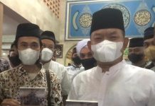 Arqam Azikin Serahkan Buku Strategi Pertahanan Negara Ke KASAD FOTO: Kiri Pengamat politik dan Hankam Dr. Arqam Azikin bertemu secara singkat dengan Kepala staf angkatan darat (KASAD)Jendral TNI Dudung Abdurachman usai melaksanakan sholat subuh berjamaah dimasjid HM Asyik, Jumat (26/11/2021)