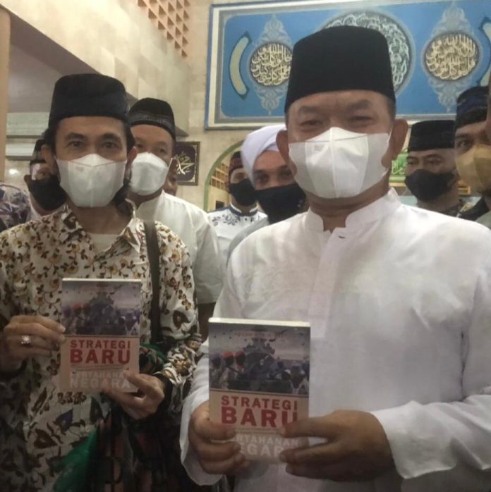 FOTO: Kiri Pengamat politik dan Hankam Dr. Arqam Azikin bertemu secara singkat dengan Kepala staf angkatan darat (KASAD)Jendral TNI Dudung Abdurachman usai melaksanakan sholat subuh berjamaah dimasjid HM Asyik, Jumat (26/11/2021)