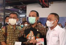 Irfan AB Deklarasi Guru Bermutu di Maros, Plt Gubernur Sulsel Launching di HGN FOTO: Plt. Gubernur Sulsel Andi Sudirman Sulaeman, usai melaunching Guru Bergerak Menulis Satu Buku di HGN Diknas Provinsi Sulsel, 25 November 2021 di Mal Nipah, menerima Tokoh Literasi dan Perbukuan Nasional Bachtiar Adnan Kusuma bersama Guru Penulis Buku lainnya