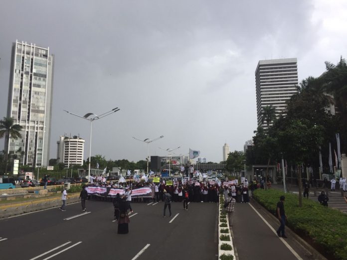 IMG-20211126-WA0082 FOTO: Ratusan Massa aksi Pengurus Pusat KAMMI menyelenggarakan unjuk rasa penolakan atas Permendikbudristek No.30 Tahun 2021 dan RUU TPKS di depan Gedung Kemdikbud RI pada Kamis, 25 November 2021.