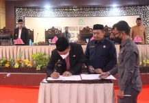 Pemkab dan DPRD Bulukumba Menandatangani RAPBD Tahun 2022 FOTO: Kanan Bupati H. Muchtar Ali Yusuf dan Ketua DPRD H. Rijal saat menandatangani Kebijakan Umum Anggaran (KUA) Prioritas Anggaran Sementara (PPAS) Rancangan Anggaran Pendapatan dan Belanja Daerah (RAPBD) Tahun 2022, di Ruang Paripurna DPRD Kabupaten Bulukumba, Kamis 25 November 2022.