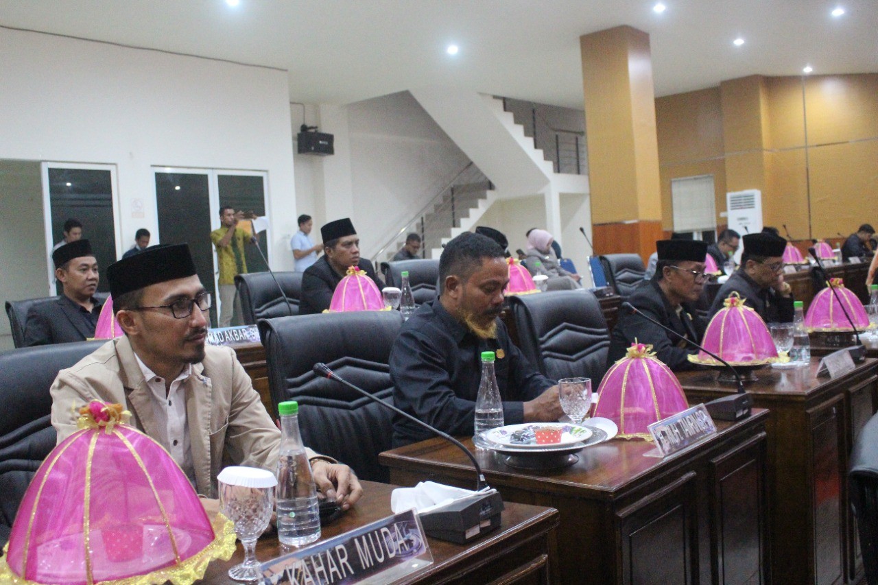 FOTO: Anggota DPRD kabupaten Bulukumba saat menghadiri rapat paripurna terkait dengan Kebijakan Umum Anggaran (KUA) Prioritas Anggaran Sementara (PPAS) Rancangan Anggaran Pendapatan dan Belanja Daerah (RAPBD) Tahun 2022, di Ruang Paripurna DPRD Kabupaten Bulukumba, Kamis 25 November 2022.