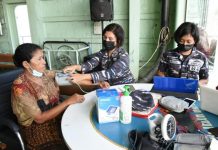 Hari Kedua Serbuan Vaksinasi TNI AL Lantamal VII Kupang di Kabupaten Ende Capai Seribu Lebih Peserta FOTO: TNI AL Lantamal VII Kupang yang masih berada di bawah jajaran Komando Armada II, Kegiatan percepatan Vaksinasi Corvid -19 di Hanggar Heli KRI Teluk Banten-516 yang saat sandar di Dermaga pelabuhan Bung Karno, Kabupaten Ende, Nusa Tenggara Timur, Kamis (25/11).
