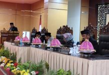 Bupati Bulukumba Sampaikan Postur Alokasi Belanja Daerah Senilai Rp 1.5 triliun untuk APBD 2022 FOTO: Bupati Muchtar Ali Yusuf saat menyampaikan pengantar Nota Keuangan APBD Tahun Anggaran 2022 di ruang Paripurna Kantor DPRD Bulukumba. Jumat, (26/11)