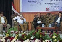Wakil Ketua DPRD Sulsel Hadiri Sarasehan Guru Nasional di Kabupaten Maros Wakil Ketua DPRD Kabupaten Maros Muzayyin Arif, kegiatan sarasehan guru nasional dalam momentun peringatan hari guru yang dilaksanakan di Gedung Serba Guna Maros, Sabtu (27/11/2021).