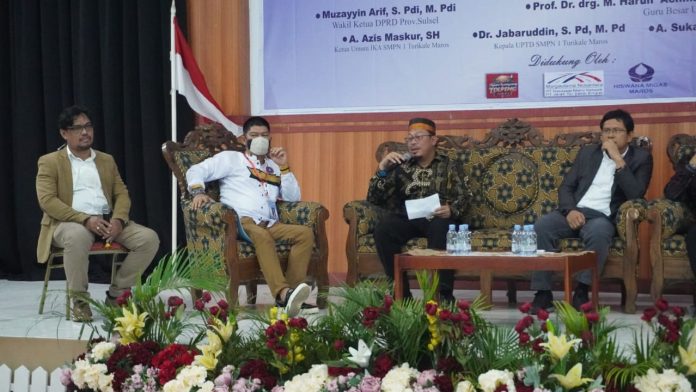 Wakil Ketua DPRD Kabupaten Maros Muzayyin Arif, kegiatan sarasehan guru nasional dalam momentun peringatan hari guru yang dilaksanakan di Gedung Serba Guna Maros, Sabtu (27/11/2021).