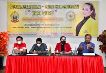 Sosialisasi Kebangsaan “Hari Guru” Debbie Rusdin: Tak Kenal lelah, Jasa Guru Patut Dihargai FOTO: Paling kanan Dr. Arief Wicaksono, Dekan Fakultas Ilmu Sosial & Politik Unibos Makassar, Anggota DPRD Sulawesi Selatan, dari fraksi Golkar, Debbie Purnama Rusdin dan Akhsan Yunus, SH MH, Dosen Fakultas Hukum Unhas, Sosialisasi Nilai-nilai Kebangsaan dengan mengangkat tema "Hari Guru" di Kecamatan Mamajang, Kota Makassar.