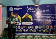 Hasan Sijaya, Tantang Guru Menulis Buku Al-Insyirah, BAK Butuh Tekad dan Komitmen Kadis Perpustakaan dan Kearsipan Prov.Sulsel H.Moh.Hasan Sijaya, S.H.M.H. Menyerahkan hadiah Guru Menulis dan Meresmikan Perpustakaan lorong Al Insyirah didampingi Tokoh Literasi Bachtiar Adnan Kusuma, Sabtu (27/11)