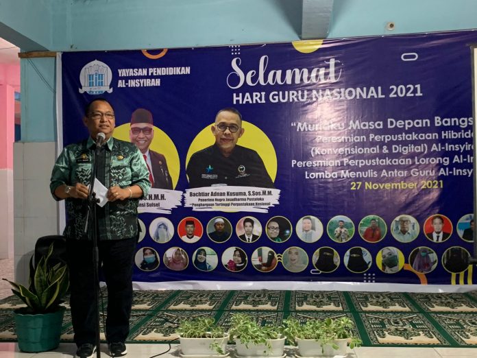 Kadis Perpustakaan dan Kearsipan Prov.Sulsel H.Moh.Hasan Sijaya, S.H.M.H. Menyerahkan hadiah Guru Menulis dan Meresmikan Perpustakaan lorong Al Insyirah didampingi Tokoh Literasi Bachtiar Adnan Kusuma, Sabtu (27/11)