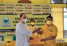 Taufan Pawe Dorong Istri Jadi Ketua Golkar Parepare, Taqyuddin: Ada Ancaman Copot PL FOTO: Taqyuddin Jabbar bersama rombongan, mengembalikan formulir di kantor DPD II Partai Golkar, Jalan Beringin, Kecamatan Bacukiki Barat, Kota Parepare, Sabtu (20/11/2021) pagi.