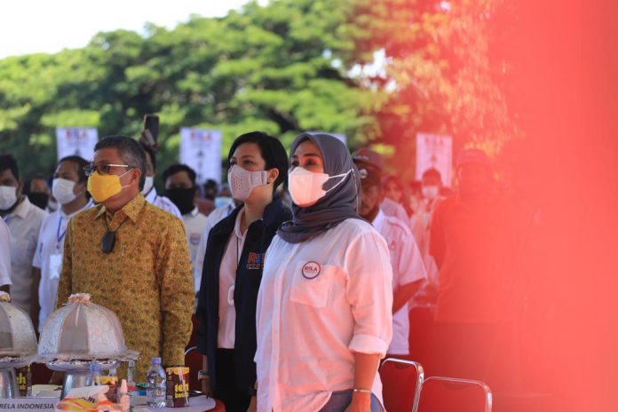 FOTO: Kanan Taufan Pawe Ketua DPD I Partai Golkar Sulsel Ketua Relawan Pusat Pilpres Airlangga 2024, Mia Kusuma, dan Andi Ina Kartika Ketua DPRD Sulsel saat menghadiri deklarasi dukungan terhadap Ketua Umum Partai Golkar, Airlangga Hartarto, untuk maju dalam Pemilihan Presiden di Lapangan Makkattang Daeng Sibali, Takalar, Sulawesi Selatan pada Minggu (28/11) siang.