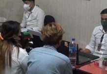 Kasus Pemukulan Satpol PP, Polres Gowa Resmi Tahan Pasutri, Terkait Berita Bohong Soal Hamil FOTO: Pasangan suami istri (Pasutri) Ivan (24) dan Amriana (34) korban pemukulan oknum Satpol PP Gowa yang sempat viral resmi ditahan di Mapolres Gowa.