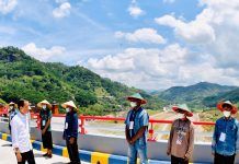 Presiden Jokowi Dialog Dengan Petani, Sutrisno: Bendungan ini Sangat Ditunggu-tunggu oleh Warga Masyarakat FOTO: Presiden Jokowi meenemui serta berdialog dengan para petani usai peresmian Bendungan Tugu dan Bendungan Gongseng, Selasa (30/11/2021), di Trenggalek, Jatim. (Foto: BPMI Setpres/Laily Rachev)