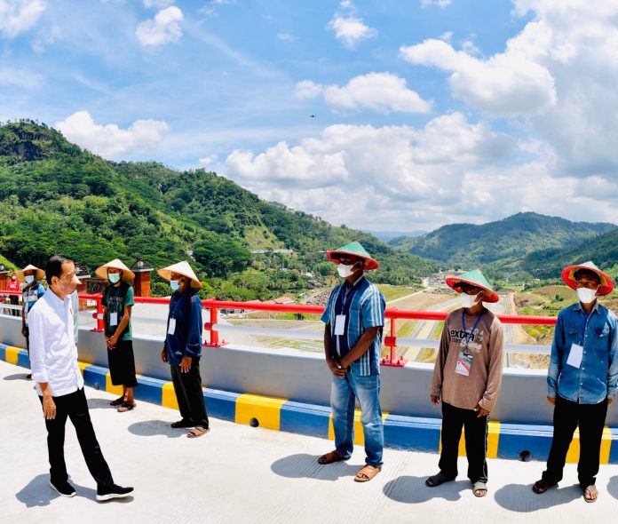 FOTO: Presiden Jokowi meenemui serta berdialog dengan para petani usai peresmian Bendungan Tugu dan Bendungan Gongseng, Selasa (30/11/2021), di Trenggalek, Jatim. (Foto: BPMI Setpres/Laily Rachev)