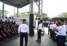 Personel Berprestasi Terima Bonus, Gubernur AAL: Pembinaan yang Baik Buahkan Prestasi FOTO: Gubernur AAL, Mayor Jenderal TNI (Mar) Nur Alamsyah, S.E., M.M., M.Tr (Han), saat dihadapan Taruna dan Personel Akademi Angkatan Laut (AAL) di Lapangan Tenis Indoor, Kesatrian AAL, Bumimoro, Surabaya, Selasa (30/11).