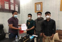 Penebangan Pohon Pinus Kawasan Konservasi, GMB Sulsel Lapor Resmi di Polres Gowa FOTO: Pengurus Gerakan Mahasiswa Bersatu Sulawesi Selatan saat melapor di Polres Gowa terkait dengan penembangan pohon pinus. Rabu, (1/12)