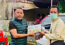 Amir Uskara, Wakafkan Bukunya ke Rumah Hijau Melalui Dr Sumarlin Rengko FOTO: Wakaf buku Dr.H.M.Amir Uskara untuk Rumah Baca Denassa Bontonompo diterima Dr.Sumarlin Rengko HS, M.Hum. dari Tokoh literasi Bachtiar Adnan Kusuma, Kamis (2/12)
