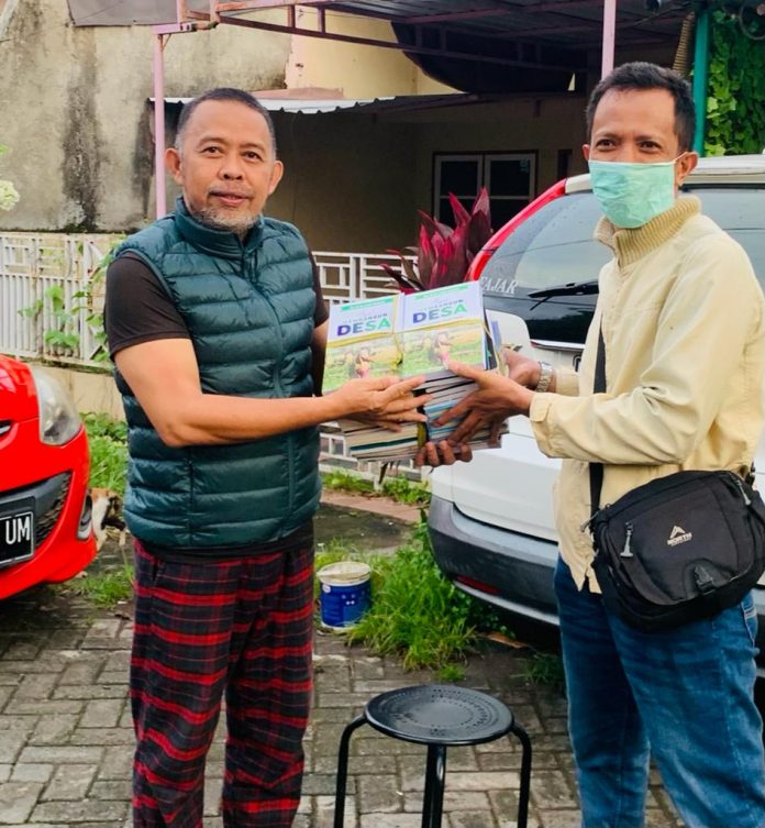 FOTO: Wakaf buku Dr.H.M.Amir Uskara untuk Rumah Baca Denassa Bontonompo diterima Dr.Sumarlin Rengko HS, M.Hum. dari Tokoh literasi Bachtiar Adnan Kusuma, Kamis (2/12)