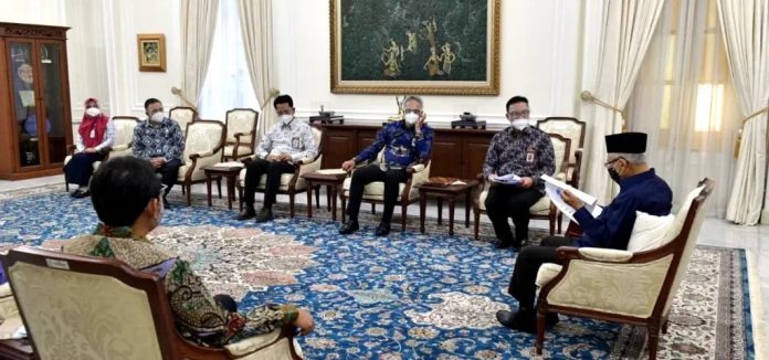 FOTO: Wapres Ma’ruf Amin menerima audiensi Kepala BKKBN Hasto Wardoyo di Istana Wapres, Jakarta Pusat, Selasa sore (30/11/2021). (Foto: BPMI Setwapres)