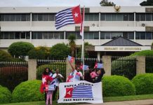1 Desember Pengibaran Bendera Bintang Kejora Didepan Kantor Kedubes RI di Australia FOTO: Warga asal Papua saat mengibarkan bendera bintang kejora didepan kedutaan besar RI di Australia. Rabu, (1/12)