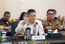 Panja RUU Kejaksaan Akan Cermati Usulan Perbaikan Eselonisasi Institusi Kejaksaan FOTO: Wakil Ketua Komisi III DPR RI Adies Kadir saat memimpin pertemuan Tim Kunspek Komisi III DPR RI dengan Kepala Kejaksaan Tinggi Kaltim Deden Riki Hayatul Firman beserta jajarannya dan Kapolda Kaltim Irjen Pol Herry Rudolf Nahak beserta jajarannya, di Balikpapan, Kaltim, Selasa (30/11/2021). Foto: Rizki/Man